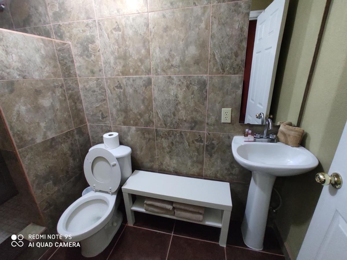 ואלה דה גוואדלופה La Vid Posada Inn מראה חיצוני תמונה